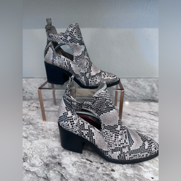 Mia Women's Faux Snake Skin Bootie ankle boots Sz 8.5 - Picture 2 of 8